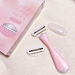 ニッケンさんのカミソリです！可愛いピンクのボディで使いやすい形。付け替えもラクにできて、キャップ付きなので持ち運びにも便利です♪付け替え用も付いているのお得感あります😘剃り心地も良くて肌を&hellip;のInstagram画像