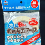 水に強い布用両面テープ！安かろう悪かろうのアウターを購入してしまい、裏地の縫い目がほどけました＼(^o^)／ミシンが壊れているのでひとまず応急処置。ペタペタ&hellip;ピタっ！応急処置じゃなくて、これで&hellip;のInstagram画像
