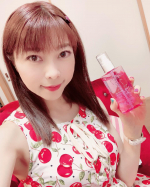 こんばんはぁ❤️今日も箱根で温泉に沢山入ったので、身体もめっちゃrelaxできましたーぁぁ❤️❤️ .旅に持っていったスキンケアだよーぉぉ❤️ 「薬用フラビア １ヶ月サイズ３点セット」を使わせ&hellip;のInstagram画像