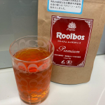 **先日postした、タイガーのプレミアムルイボスティー☕️✨寒いけど、水出しで飲んでます☺️*この通り、とっても綺麗な色❤️ティーポットにパックを2包ポイッと入れて、お水をドボー&hellip;のInstagram画像