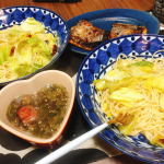 ◎#晩ごはん夕飯も旦那に甘えてしまいました💦💦#キャベツのペペロンチーノ#太刀魚#梅のお吸い物酸っぱくて、さっぱりしてて海藻たっぷりで美味しい🤤・・  #共働き夫婦#共&hellip;のInstagram画像