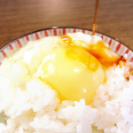 朝からマックスハイテンション😌💕北海道水芭蕉米たまごかけごはんセットを開封✨.日本一幸せな鶏の卵で作る、卵かけご飯美味しすぎたよ💖💖💖.クリーム色の黄身は濃厚で、もうたまらない美しさ✨&hellip;のInstagram画像