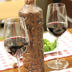 こんにちは♪バレンタインにぴったりの赤ワインを飲んでみました。こちらは、「サペラヴィ クヴェヴリ」というジョージアのワインです。ジョージアは紀元前6000年（800年前）からワイン造り&hellip;のInstagram画像