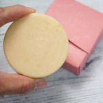 和えか洗顔石けん＜枠練り＞を使ってみました。スッキリとした優しいゆずの香りは、使っているときにとてもリラックスできる香りです。ネットを使って泡立てるとすぐに泡立ち、弾力のある泡が出来ます。&hellip;のInstagram画像