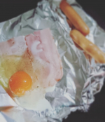 くっつかないマイホイル活用例2！（笑）上手に折り目をつけたらフライパンの上がとっても使いやすくなる～♡油もいらなくなってヘルシー。ついでに言うと最後に目玉焼き丼にする時にフライ返しも使わな&hellip;のInstagram画像