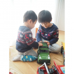 兄弟仲良く遊んでる姿にホッコリ😁🚙２人とも車が大好き💕お気に入りはブルーダーの働く車シリーズ(@bruder.jobinternational)長男の２歳の誕生日プレゼントでゴミ収集車をあ&hellip;のInstagram画像