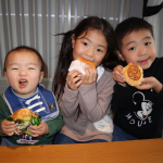 八天堂のお楽しみBOXをいただきました❤プレミアムフローズンくりーむぱんが10個も入ってました🤗娘はスイートポテト、長男はカープのカスタード、次男はシンガポールマフィンの抹茶を選びまし&hellip;のInstagram画像