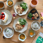 ..⁎しらす丼　⁎豆腐ステーキきのこあんかけ　⁎鶏レバーの甘辛煮　⁎二色人参と竹輪のカレー炒め　⁎いちごのショートケーキ🍰(昨晩の残り)ふるさと納税で届いたたっぷりのしらすでし&hellip;のInstagram画像