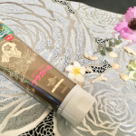 20代から白髪がチラホラ目立ち悩み、白髪染めを使うのはなんとなく抵抗感がある&hellip;そんな私が今回使ったフラガールカラートリートメントは白髪染めというよりは名前の通りトリートメントって感じです。&hellip;のInstagram画像