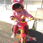 3/3は三輪車の日だそう。知らなかった〜。大好きなアンパンマンの三輪車が大好きな娘❤️...#三輪車 #3月3日は三輪車の日#アイデス #monipla #ides_fanのInstagram画像