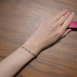 可愛いブレスレット♡⠀と思いきや、これ静電気を抑制してくれるブレスレットなんです😁👍⠀今こんな可愛いのあるんやー😳⠀紐で長さ調整もできるしゴムっぽくなってるからつけ外しも簡単♪長時間つけて&hellip;のInstagram画像