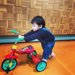 はじめての三輪車。乗るより押す派😂#三輪車 #3月3日は三輪車の日 #アイデス #monipla #ides_fanのInstagram画像