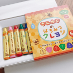 さんかくのはちみつクレヨン持ちやすい少し太めの三角軸のクレヨン🖍ミツロウ入りでスイスイなめらかに描けて発色が良いので2歳の娘もうれしそうにお絵かきしていました😊パッケージもとっても&hellip;のInstagram画像