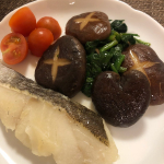 先日届いた八丈島産の生キクラゲと海風しいたけを使った晩ごはんです🍚﻿﻿しいたけはシンプルにバター醤油でいただきました🤤(ハートのしいたけが可愛い❤️)﻿﻿厚みがありぷりっとしていて﻿&hellip;のInstagram画像