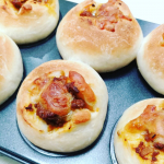 絶賛こめ油モニター中なのでまたまたパンを焼いてみました。今日はキーマカレーパンとツナマヨパン。レシピは以前投稿したときに載せたので省略。好みのキーマカレーをパン生地に包んで焼くだけです&hellip;のInstagram画像