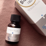 シミやそばかすに効果的なハイドロキノンを5％配合の高濃度美容液◡̈*.。&laquo;ホワイトラッシュHQ美容液&raquo;･既に出来てしまったシミなどを薄くしてくれる効果あるねん☆*。夜寝る前にシミが&hellip;のInstagram画像