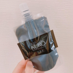 JUSO KURO SOAP［重曹洗顔］.重曹・酵素・炭のトリプル成分で、毛穴の汚れを浮かせて落とす炭酸泡洗顔料。ネットを使って泡立ててみると、少量でも濃密なモコモコ泡ができました！撮影のため&hellip;のInstagram画像