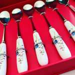 かわいい花の絵のスプーン😊もったいないから、お客さんが来た時に出したい🍰☕️けど、早速3本大活躍*\(^o^)/*スプーンの部分が薄くて、食べた時スプーンをあんまり感じない！プリンが美&hellip;のInstagram画像