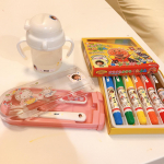 お顔つきお名前シール続編🤭✨娘が喜んで喜んでするので結構主要に使う他のグッズも貼り直ししました💞.お友達にもミオおる〜って見せてるみたい🥰‼️.まだ文字が読めない世代には自&hellip;のInstagram画像