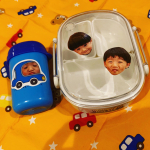 みんなのシールというアプリでステッカーを作ったので、お弁当箱、おしぼり入れ、習い事のお手紙入れに貼りました！防水なので、色んなところに貼れます。とにかく簡単に作れるし、お得！#みんなのシール #ス&hellip;のInstagram画像