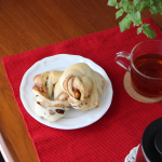 .﻿.﻿▪︎Eat / 自家製八朔ピールパン&タイガールイボスティー（@rooibostiger ）﻿﻿先日作った、八朔ピール﻿（少し前に投稿してたヤツね！）﻿﻿細目に&hellip;のInstagram画像