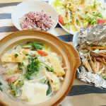 ～今日の晩ごはん～◆#黒米大麦入りごはん◆#鶏白湯豆乳鍋鶏肉、白菜、大根、人参、しめじ、長ねぎ、豆腐、油揚げ、小松菜、豆苗入り。◆#鮭ときのこのホイル蒸し鮭、玉ねぎ、しめじ、エリン&hellip;のInstagram画像