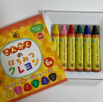 .﻿﻿﻿#銀鳥産業 さんの『さんかくのはちみつクレヨン』 ﻿﻿﻿1歳4ヶ月の娘にはまだ早いかなと思ったけれど、﻿持たせてみるとしっかり握って画用紙に﻿お絵描き始めました&hellip;のInstagram画像