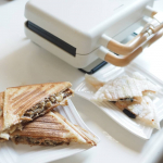 ついに我が家にもきました！#グリーンハウスの2枚焼きホットサンドメーカー です♡インテリアに馴染む真っ白なデザインに取手がめちゃくちゃ可愛い( ꈍᴗꈍ)タイマー付きなのがすごく便利！&hellip;のInstagram画像