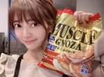 ✨💪🏻マッスル餃子💪🏻✨お試しさせて頂きました🥟💕.我が家は、週1で餃子を食べる程餃子好きなのですが、脂質.糖質.カロリーが気になる事は否めず😅💦ジム通いの旦那さんにも、ダイエット中の&hellip;のInstagram画像