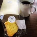 お久しぶりのモニター投稿です築野食品（つのしょくひん）さんのこめ油&times;米粉のスイーツセットです。冷凍で届いた箱の中にはシフォンケーキ1/8カット&times;2個、フィナンシェ&times;2個、クッキー&times;1袋が入って&hellip;のInstagram画像