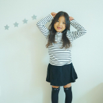 🌼前歯が抜けました👧🏽もー卒園入学前に間抜けヅラ🤣これも仕方ないか🤦🏻&zwj;♀️.ニッセンさんから可愛い女の子変わり編みトップスをいただきました🙇🏻&zwj;♀️フリルとお花でもえたんウケ&hellip;のInstagram画像