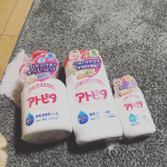 アトピタシリーズでお試し中です❤️💕さっそく届いたので、使いました😍娘が今日はこれしよ〜と積極的にお手伝いしてくれました✨まずは入浴剤投入.... 二重キャップになっており、外側のキャップに粉&hellip;のInstagram画像