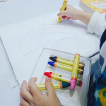 *銀島産業のみつろうクレヨンをモニターさせて頂きました✨子供はお絵かき大好き❤️ ミツロウ入りで水でおとせるクレヨンです✨もちやすい三角軸で「さんかくー❤️」ク&hellip;のInstagram画像