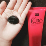 【JUSO KURO CLEANSING】重曹と炭配合の黒いクレンジングメイクを落とし、古くなった角質もＯＦＦ🙋手を濡らさずにとってメイクとなじませていく(なじませてもメイクが&hellip;のInstagram画像