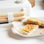 #グリーンハウスの2枚焼きホットサンドメーカー 使ったよー♡ホットケーキ生地にウインナーとチーズをのせてー(◍&bull;ᴗ&bull;◍) 子供と一緒に楽しめるしデザインは可愛いし！ヘビロテよ( ꈍᴗꈍ)♡&hellip;のInstagram画像