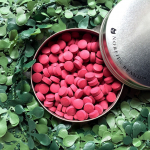 #北海道赤ビーツタブレット こぶりな猫のデザインの缶に入っていて、とてもキュート♪【毎朝・毎夕、食前に4～5粒ずつ】もしくは【お休み前に8～10粒】を水またはお湯で摂取します🌟口に入れ&hellip;のInstagram画像