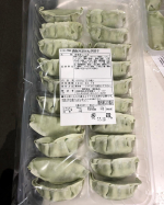 こんな時間に飯テロ🎀....深谷ネギの餃子です！！ ..私育ちが餃子で有名な土地で育っているので餃子には厳しくて！！笑市販で売ってるやつとかで売ってるのは、なんか味が苦&hellip;のInstagram画像