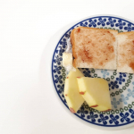 こどもの#朝ごはん.ジャムパン、りんご、チーズあと牛乳だいたいこんな感じ👧今日はブロッコリーと卵焼きでした。..pic②以降はニッセン様よりいただいたAラインチ&hellip;のInstagram画像