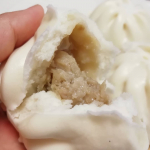 おやつに、黒豚まん‼️ 九州産の黒豚と国産の玉ねぎを使った中華まん。ふかふかの生地と、黒豚の旨味！玉ねぎの甘味が味わえる逸品だわ～がっつり食べ応え十分！レンチンでもいいけど、蒸すとふっくらふん&hellip;のInstagram画像