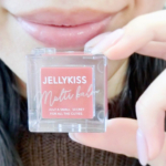 昨秋10月7日に発売された「ジェリキス マルチバーム」リップ、チーク、アイメイク、グロス、ハイライトとして使える1個5役のマルチなバームなのです💄2層になっていて上部がカラーバーム、下部がクリ&hellip;のInstagram画像