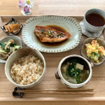 .⁎金のいぶき玄米ごはん　⁎ 赤魚の煮付け　⁎ポテサラ　⁎青梗菜とブナシメジの中華炒め　⁎ほうれん草とキャベツと厚揚げの味噌汁　⁎大根の漬物.今日は金のいぶきの玄米ご飯☺︎玄米と言えば&hellip;のInstagram画像