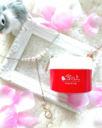 株式会社ステップワールドさんの『雪の上』をお試しさせていただきました！✨ こちらは薬用美白ジェルです。赤いケースに80g入っています！手にとってみると室内に置いていたのですが今の時&hellip;のInstagram画像