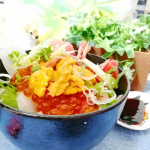 普通の海鮮丼の海鮮の下にスライスした玉ねぎやレタスをちりばめ、ネギをかけたらサラダ風に♪野菜不足を解消できる丼ものレシピです！✨ #monmarche #野菜をmotto #野菜をもっと #ス&hellip;のInstagram画像