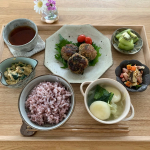 ..⁎黒米ごはん　⁎豚紫蘇つくね ⁎カラフル野菜とキノコのゆかり炒め　⁎ほうれん草と椎茸の卵とじ　⁎小松菜キャベツのじゃが餅チーズスープ　⁎キウイ.卵とじは肉じゃがの残りの煮汁で🥰&hellip;のInstagram画像