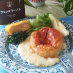 ナイフを入れた瞬間、とろっ💕のハズだったのに、ヒャー！レンチンしたら溢れてる〜🤣 ..今日のランチは、🔶八天堂のフレンチトースト。八天堂のクリーパン美味しいですよね〜。これはカフェ&hellip;のInstagram画像