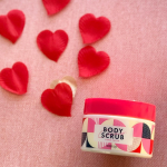 .マンダムさんのマンダム チアコ ボディスクラブ フローラルシャボン(200g / 1,300円+税).週に一回のスペシャルケア😍お肌のトーンがアップするボディスクラブだよー❤️&hellip;のInstagram画像