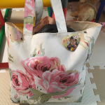 みんなのバッチというアプリで、缶バッチとマグネットを作りました😙💕保育園バックがローラアシュレイという渋いチョイス（笑）なのですが、缶バッチつけたら本人大喜び‼️✨✨一気に子どもらしい？バッグ&hellip;のInstagram画像