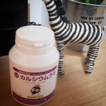 休校ですっかり子供たちの生活リズムが崩れてしまってるけど、子供たちは朝、カルシウムグミ口にほりこんでサッカーの練習に励んでます♡味も飽きずに毎日食べてたよ☺お菓子感覚で食べれるからいいよね💊&hellip;のInstagram画像