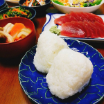 大きさもバラバラだし、形も歪だけど、次男が私のために一生懸命作ってくれた塩おにぎり🍙メッチャおいしい～😍🎶&middot;手にご飯をいっぱい付けてギュッってにぎってくれたおにぎりは愛情を感じるよ❤&hellip;のInstagram画像