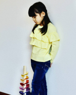 ニッセンの綿100%長袖トップス💕黄色も春らしい柔らかな色味で、フリルも可愛い🥰ズボンにもスカートにも合うから大活躍してくれそう✨✨.#nissen #キッズファッション #ニッセン子&hellip;のInstagram画像